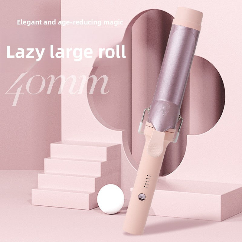 A 40mm curling iron with a metallic rose gold barrel and a pastel pink handle, displayed on a pink geometric studio background with text overlays.
